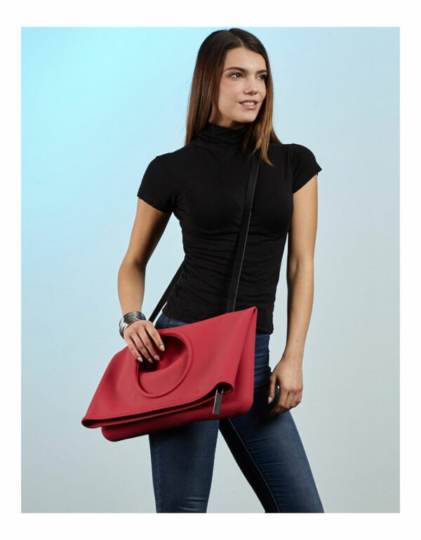 borsa LUCIA n°4 indossata a tracolla