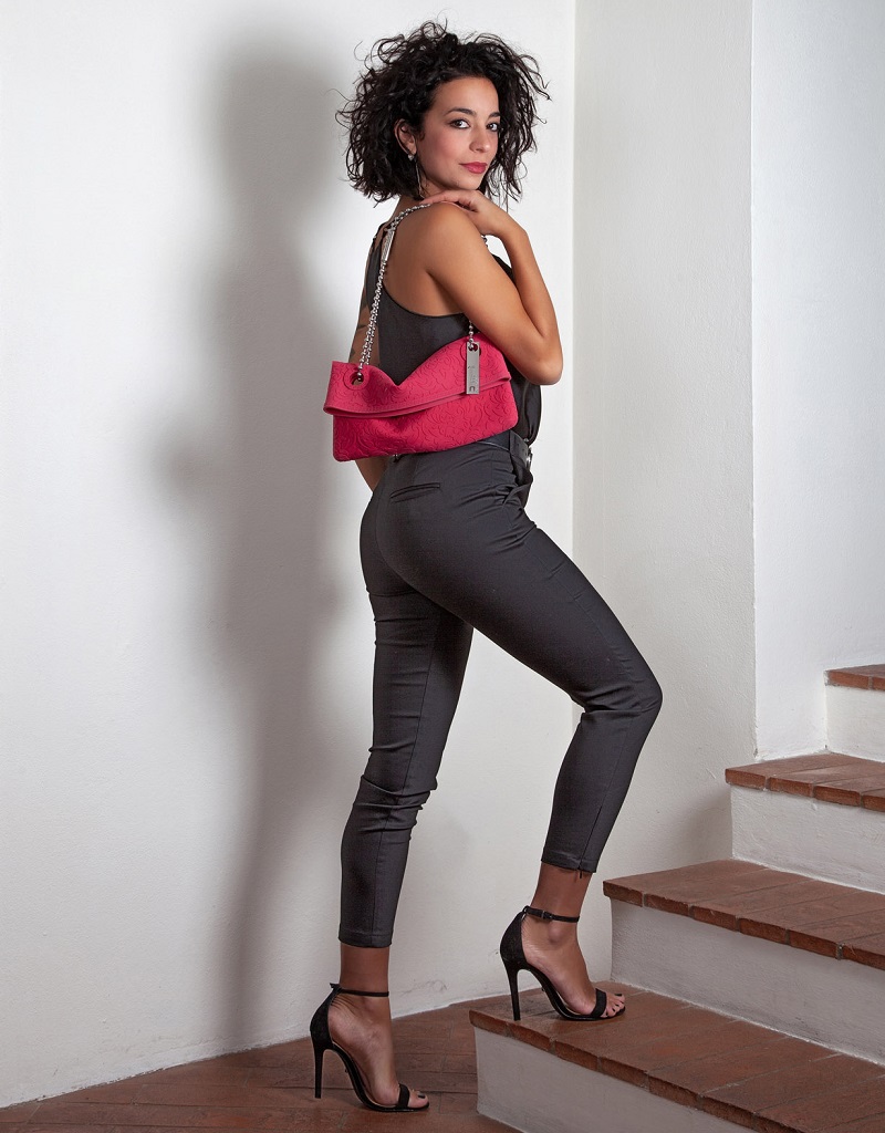 Borsa Cini N°3 in silicone damascato rosso indossata da modello Borsa piccola in silicone damascato rosso indossata da modello