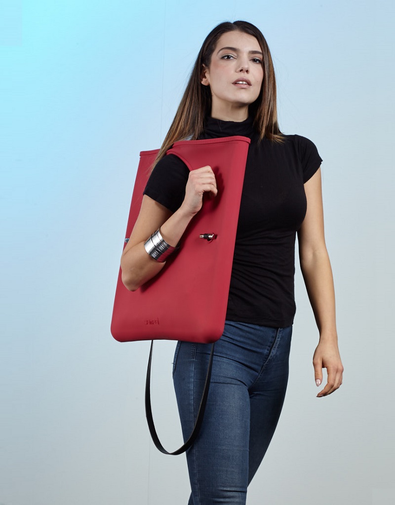 Borsa LUCIA N°4 – in silicone rosso DAMPAÌ, indossata da modello Borsa trasformabile LUCIA N°4 – in silicone colore rosso DAMPAÌ, indossata da modello